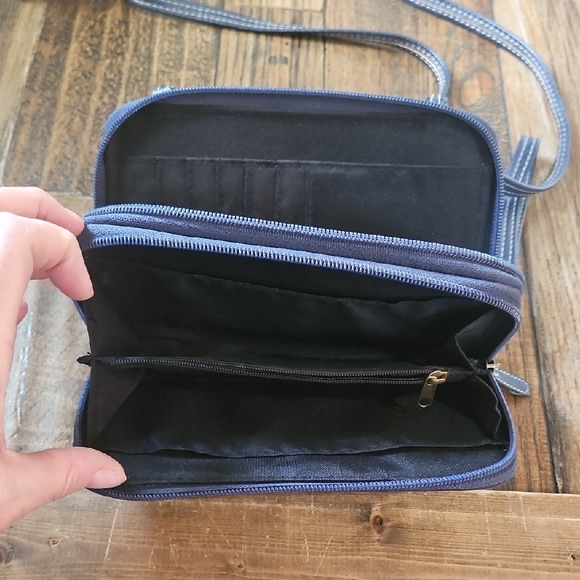 boc Navy and Light Blue Wristlet Clutch With Crossbody Strap - Picture 3 of 9